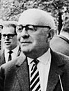 https://upload.wikimedia.org/wikipedia/commons/thumb/d/d9/Adorno.jpg/100px-Adorno.jpg